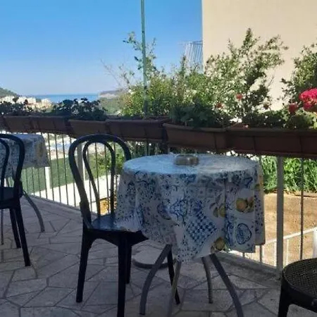 Apartment 2 - Double With Shared Bathroom 1 *