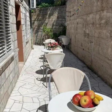 2 - Double With Shared Bathroom 1 Apartment *