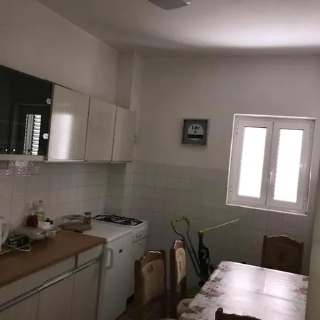 Apartment 2 - Double With Shared Bathroom 1 *